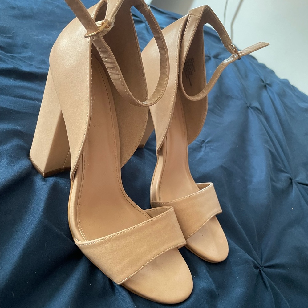 Shoe dazzle nude chunky heels